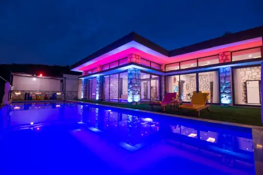 Villa Ay Işığı Isıtma Havuzlu Villa