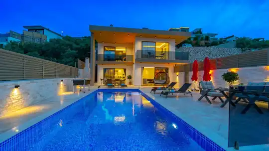 Villa Eser Antalya Yeşilköy'de 5 Kişilik Jakuzili Aile Villası