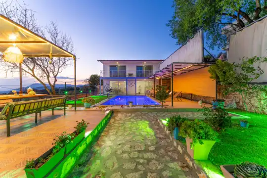 Villa Smyrna Merkeze Yakın Geniş Bahçeli Villa