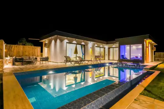 Villa Su Perisi Sarıbelen de 2 Yatak Odalı Villa